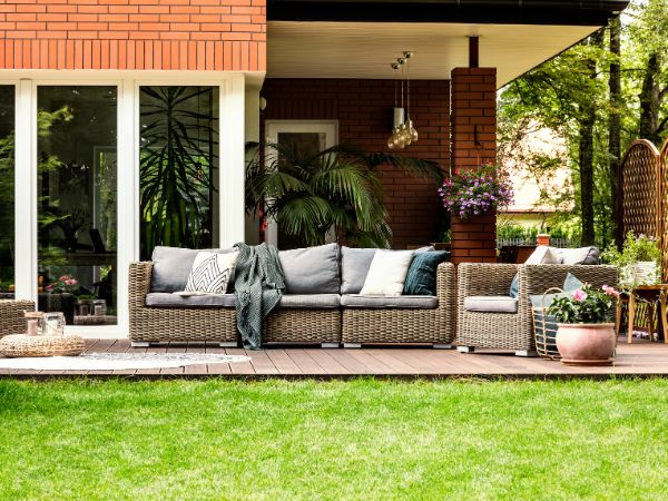 Sofa ogrodowa a wygoda: cechy, które wpływają na wygodę korzystania z sofy